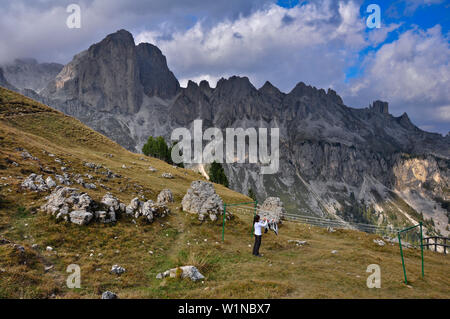 Giovane donna rende la biancheria sottostante Rosengarten Catinaccio, San Cipriano, livelli, Valle di Tires, Parco Naturale Sciliar Catinaccio, Dolomiti, Alto Adige, al Foto Stock