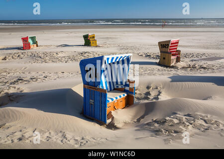 Sedie a sdraio sulla spiaggia, Langeoog isola, mare del Nord est delle Isole Frisone, Frisia orientale, Bassa Sassonia, Germania, Europa