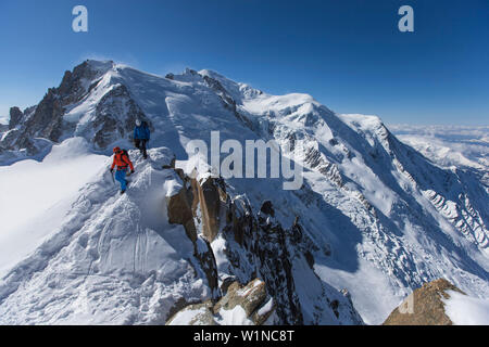 Alpinista a Cosmicgrat, Aiguille du Midi 3842 m, Chamonix, Francia Foto Stock