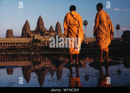 I monaci in Angkor Wat, Angkor Wat, Siem Raep Cambogia, Asia Foto Stock