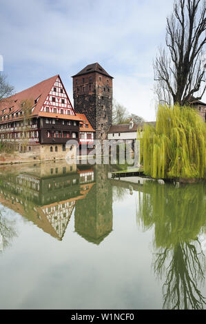 Weinstadel, winestore, Water Tower e il fiume Pegnitz, Norimberga, Baviera, Germania Foto Stock