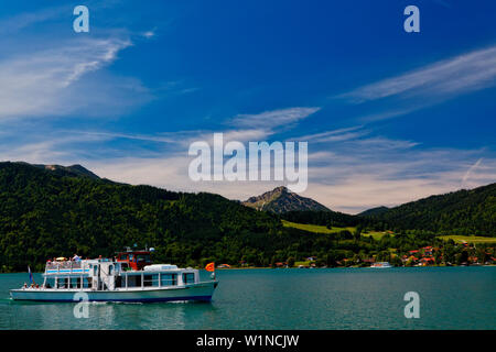 Vista della sponda occidentale del Tegernsee, Alta Baviera, Baviera, Germania Foto Stock