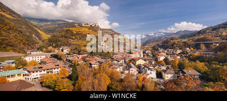 Vista panoramica della Valle Isarco sopra i tetti della città chiusa con il castello di Bronzolo e la chiesa parrocchiale in autunno, Alpi Alto Adige, Foto Stock