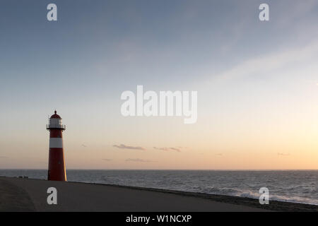 Casa di luce in Westkapelle vicino a Domburg, costa del Mare del Nord, Zeeland, Paesi Bassi Foto Stock