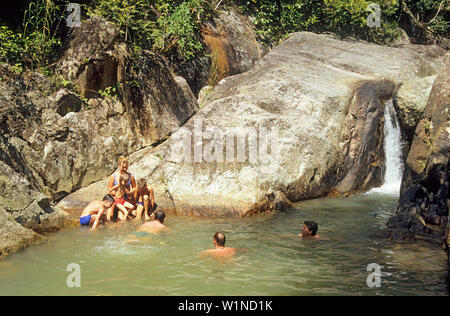 I turisti nuotare nella piscina naturale a Na Muang cascate nel sud di Koh Samui, Thailandia Foto Stock