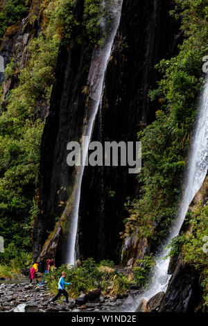 Una cascata sulla valle Walk, Ghiacciaio Franz Josef, Isola del Sud, Nuova Zelanda Foto Stock