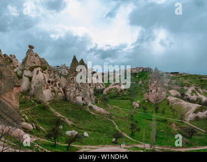 Le abitazioni nella roccia di tufo vulcanico in turco Cappadocia. Panorama di Goreme Parco Nazionale Foto Stock