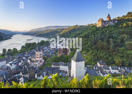 Vista sulla città vecchia di Bacharach dal Reno a Burg Castello Stahleck, Valle del Reno superiore e centrale, Rheinland-Palatinate, Germania, Europa Foto Stock