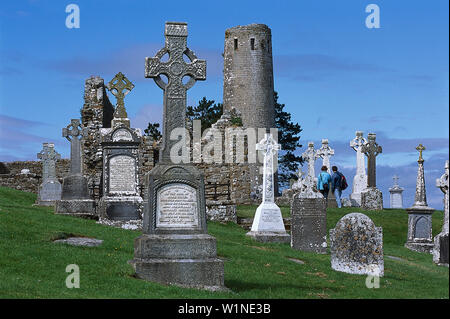 Croci & Round Tower, Clonmacnoise, Co. Offaly Irlanda Foto Stock