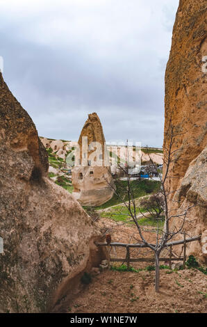Le abitazioni nella roccia di tufo vulcanico in turco Cappadocia. Di Goreme Parco Nazionale Foto Stock
