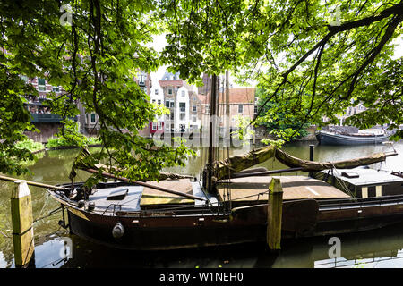 Vecchie navi a vela sul canal Aelbrechtskolk nella parte anteriore del case storiche in Delfshaven, Rotterdam, Paesi Bassi Foto Stock