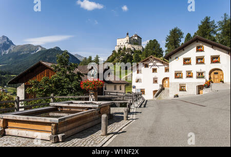 Il castello di Tarasp e villaggio, comunità Scoul, Engadina Bassa fino, Grigioni, Svizzera Foto Stock