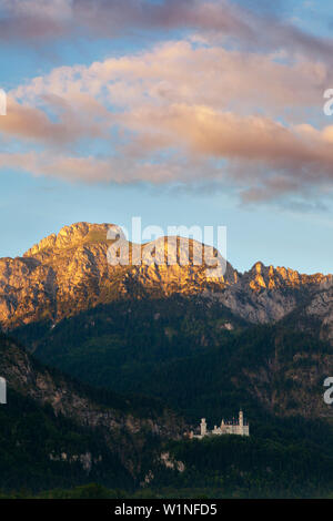 Il castello di Neuschwanstein e all'alba, vista di Tannheimer Berge, Allgaeu, Baviera, Germania Foto Stock