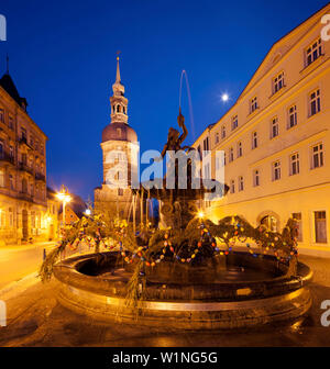 Vista del mercato di Bad Schandau con la Chiesa di San Giovanni Evangelista e Sendigbrunnen in blu crepuscolo, Svizzera Sassone, Bassa Sassonia, Germania Foto Stock