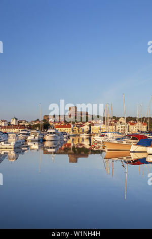 Vista da Koö a Marstrand con la fortezza Carlstan sull'isola Marstrandsö, Bohuslän, Västergötland, Götaland, sud della Svezia, Svezia e Scandinavia Foto Stock