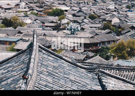 Tradizionale Cinese antichi edifici di stile tetti nella vecchia città di Lijiang, Cina Foto Stock