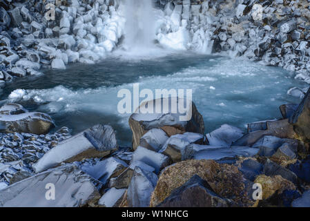 Cascata Svartifoss (nero cade) e colonne di basalto in inverno, Vatnajokull Skaftafell National Park, Eeast Islanda, Islanda, Europa Foto Stock