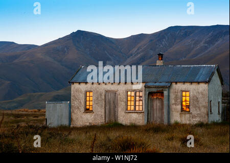 Distanza stazione di ovini nelle montagne della gamma Hawkdun, Otago, Isola del Sud, Nuova Zelanda Foto Stock