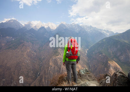 Cina. Lungo Tiger saltando Gorge, la più bella escursione in provincia di Yunnan Foto Stock