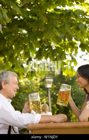 L uomo e la giovane donna nel giardino della birra, il lago di Starnberg, Baviera, Germania Foto Stock