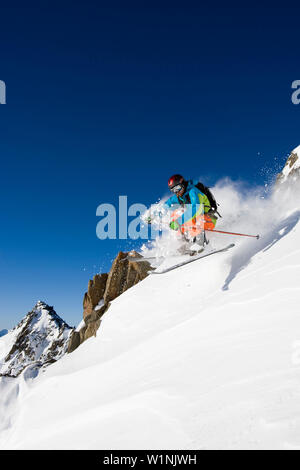 Sciatore freeride, Gemsstock regione sciistica, Andermatt, Canton Uri, Svizzera Foto Stock