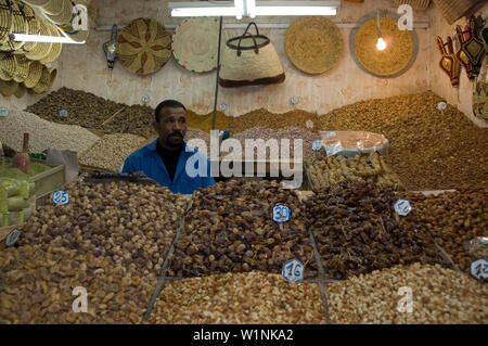 Negozio con frutta secca e noci, souk di Marrakech, Marocco Foto Stock