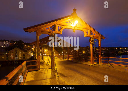 Vista dell'illuminato ponte di legno Gamle Bybroen nel centro storico di Trondheim al crepuscolo, Trondheim, Sør-Trøndelag, Norvegia e Scandinavia Foto Stock