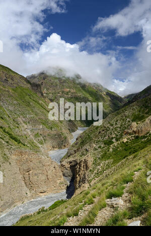 Il Labse Khola valle lungo la quale un percorso viene eseguito da Nar su Teri La pass per il Mustang, Nepal, Himalaya, Asia Foto Stock