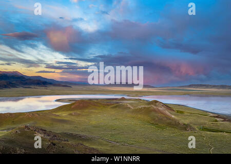 Tramonto sulla steppa e paesaggio di montagna, Tuzkoel Salt Lake, Tuzkol, Tien Shan, Tian Shan, regione di Almaty, in Kazakistan e in Asia Centrale, Asia Foto Stock