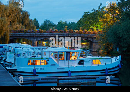 Houseboat in serata a La Gacilly, Fiume L'aff, Canal de Nantes à Brest, Departement Morbihan, in Bretagna, in Francia, in Europa Foto Stock
