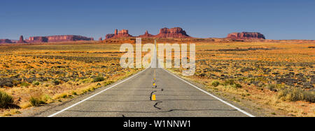 Stagecoach, Brighams tomba, Road 163, Monument Valley Navajo Tribal Park, Utah, Stati Uniti d'America Foto Stock