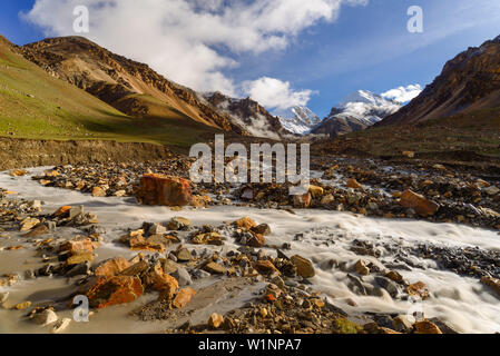 High Camp, il Campo Base del 4900 m accanto al flusso Labse Khola sul modo da Nar su Teri Tal a Mustang con vedute di Khumjungar Himal sinistra (6759 m Foto Stock