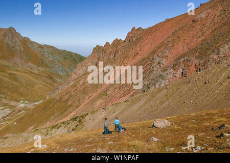 Gli escursionisti nel Parco Nazionale di Ile Alatau, regione di Almaty, in Kazakistan e in Asia Centrale, Asia Foto Stock