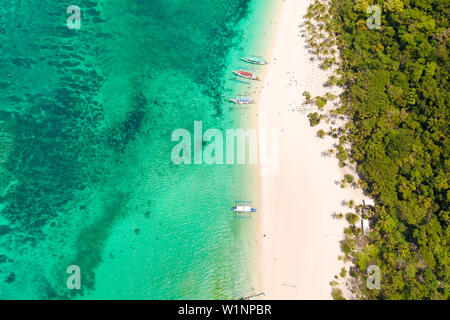 Puka Shell Beach. Seascape con isola di Boracay, Filippine, vista dall'alto. Bellissima costa con una spiaggia di sabbia bianca nel tempo soleggiato. Foto Stock