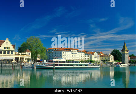 Traghetto nel porto pittoresco, Lago di Costanza, Baviera Germania Foto Stock