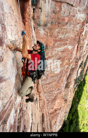 Scalatore salendo su una corda fissa, Acopan Tepui, Macizo de Chimanta, Venezuela Foto Stock