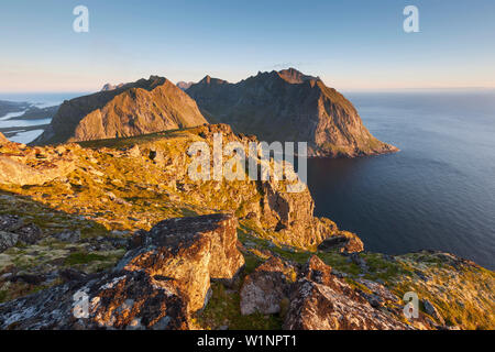 Ampia vista dalla sommità del Ryten sulle montagne circostanti in ultima luce della sera, Moskenesøy, Lofoten, Norvegia e Scandinavia Foto Stock