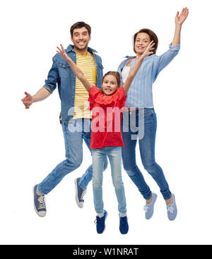 La famiglia felice saltando su sfondo bianco Foto Stock