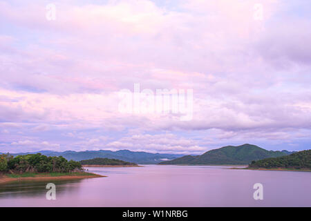 Il riflesso del sole e le nuvole sul fondo cielo di montagna e di acqua a Kaeng Krachan dam in phetchaburi , della Thailandia. Foto Stock