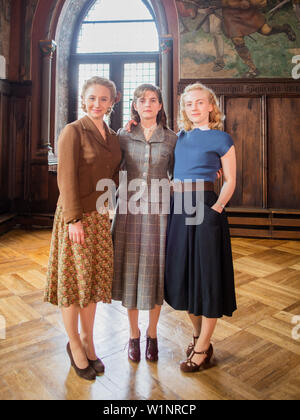 03 luglio 2019, della Renania settentrionale-Vestfalia, Solingen: le attrici Anna Maria Mühe (l-r), Vanessa Loibl ed Elisa Schlott sono riprese le tre parti di ARD televisione film "Unsere wunderbaren Jahre' (il nostro meraviglioso anni) a Burg Solingen Castello. Basato sul romanzo di Peter Prange, multi-parte "Unsere wunderbaren Jahre" racconta la storia di una famiglia che, nel post-conflitto in Germania e durante il miracolo economico in Altena nella regione di Sauerland di Germania, sono alla ricerca di se stessi e i loro possibili prospettive in Germania. Foto: Rolf Vennenbernd/dpa Foto Stock