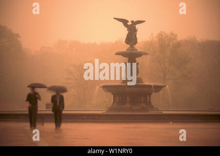 Gewitterregen Bethesda am Brunnen, Central Park, Manhattan New York, NY - USA Foto Stock