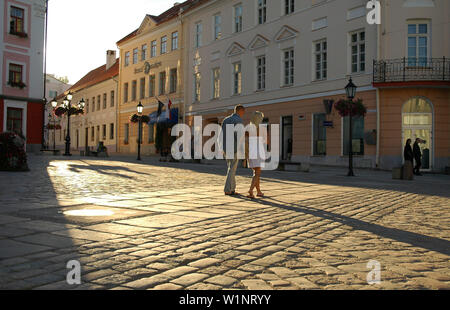 Giovane sulla piazza del municipio, Tartu, Estonia Foto Stock