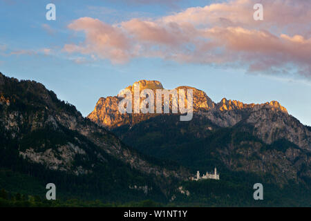 Il castello di Neuschwanstein e all'alba, vista di Tannheimer Berge, Allgaeu, Baviera, Germania Foto Stock