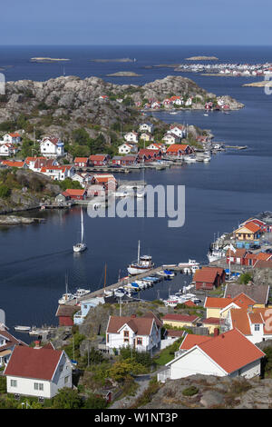 Vista da Rönnang sull'isola Tjörn oltre il mare del Nord a Klädesholmen, Bohuslän, Västergötland, Götaland, sud della Svezia, Svezia, Scandinavia, Northe Foto Stock