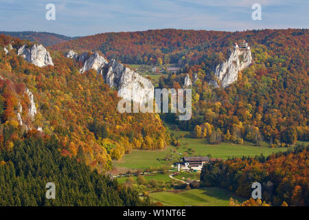 Vista dalla Knopfmacherfelsen al Castello Bronnen , Valle del fiume Danubio , Schwäbische Alb , Baden-Württemberg , in Germania , in Europa Foto Stock