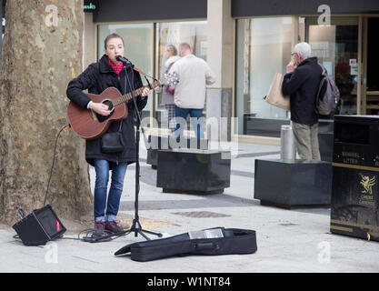 Busker che canta a Cardiff Queen Street Foto Stock