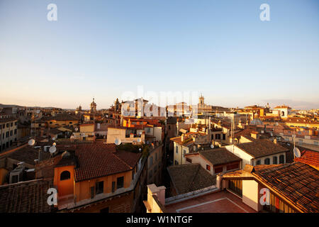 Vista dall'Hotel Albergo del Senato vicino Pantheon sui tetti di Roma, Roma, lazio, Italy Foto Stock