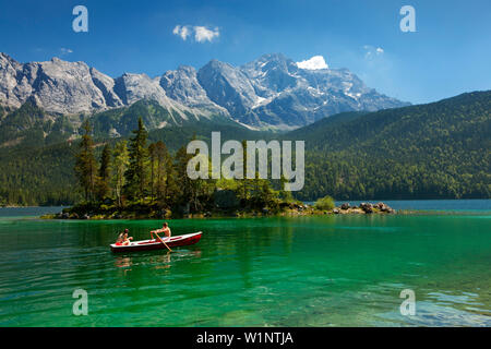 Eibsee con Zugspitze, Wettersteingebirge, vicino a Garmisch-Partenkirchen, regione Werdenfels, Baviera, Germania Foto Stock