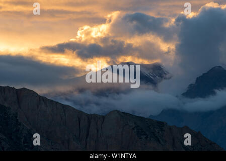 Tramonto sulla strada da Nar su Teri Tal a Mustang, Nepal, Himalaya, Asia Foto Stock