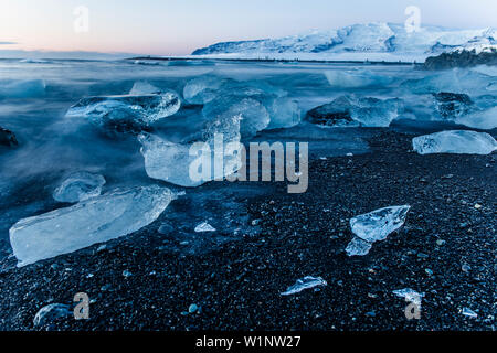 Joekulsarlon, Growler sulla spiaggia al tramonto, Glacierlagoon, ghiacciaio Vatnajoekull, inverno, Islanda Foto Stock